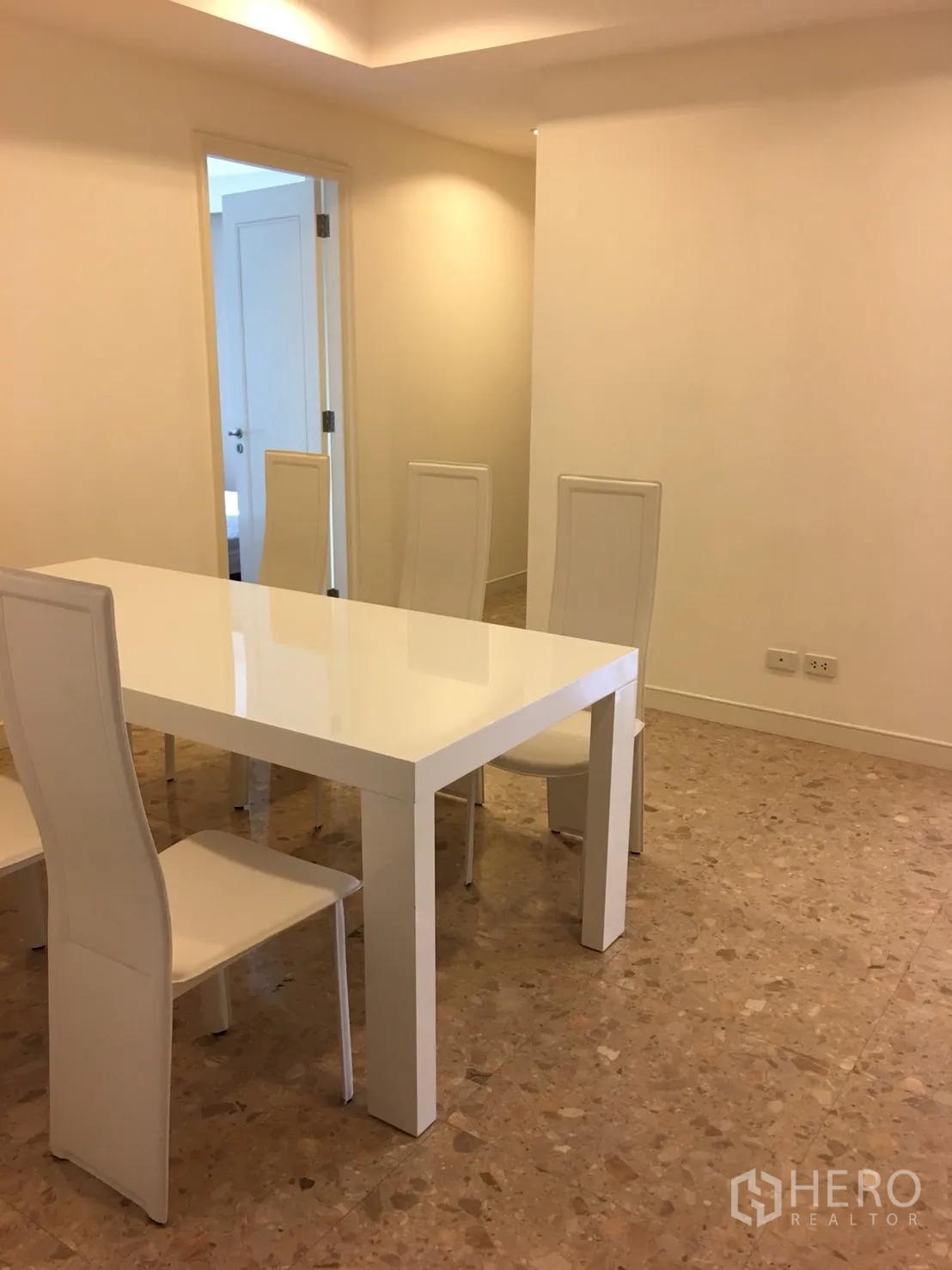 Condominium for rent in Watthana, Bangkok - Bright dining room featuring a glossy white table and four modern chairs.