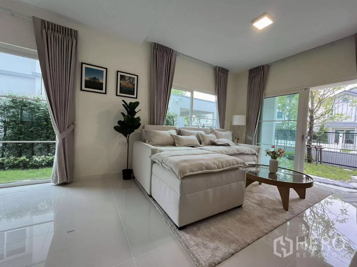 Detached House for rent in Bang Phli, Samut Prakan - Corner lounge with sliding door to private lawn and full-height windows.