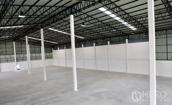 Factory for rent or sale in Phutthamonthon, Nakhon Pathom - Open production area with skylights, ventilation panels and clear-span layout.