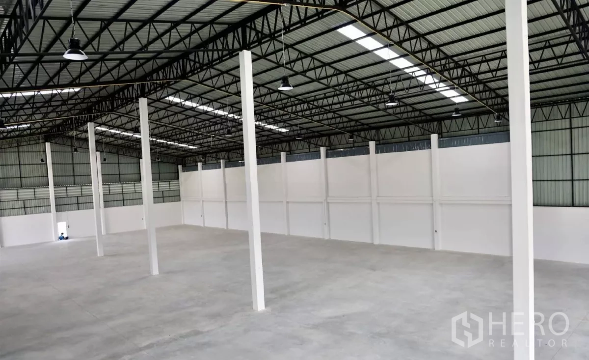 Factory for rent or sale in Phutthamonthon, Nakhon Pathom - Open production area with skylights, ventilation panels and clear-span layout.