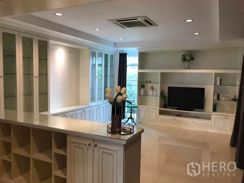 Detached House for sale in Wang Thonglang, Bangkok - Lounge with built-in TV wall, display shelves and ceiling spotlights