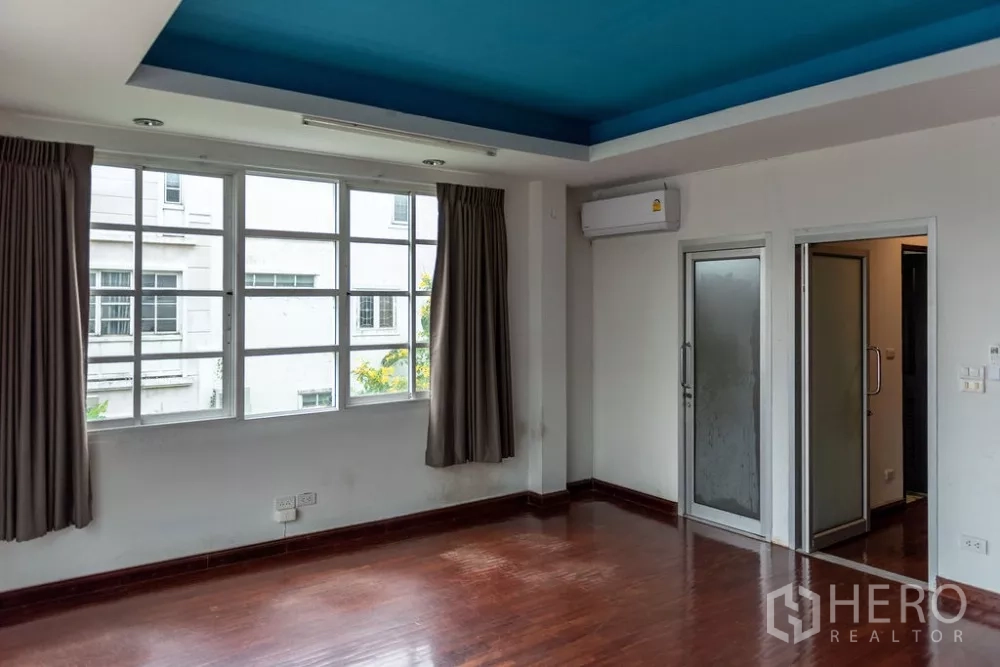 带办公室的家 出租在Lat Phrao, Bangkok - 房间设窗与空调，通往浴室和相邻房间的门。