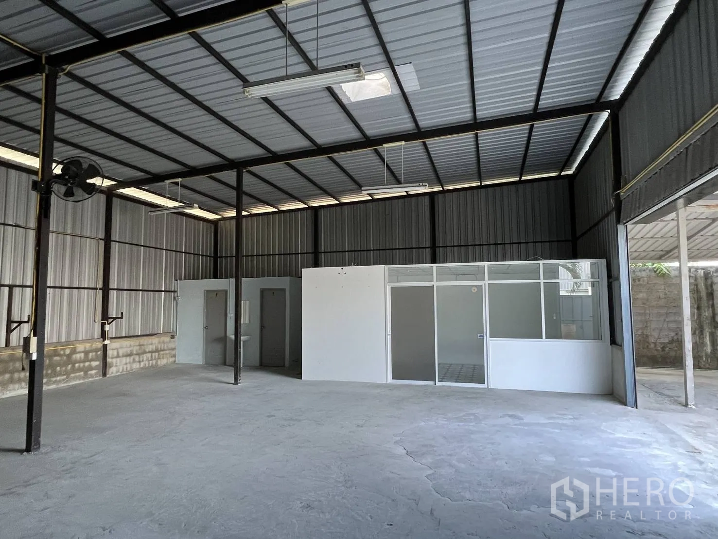 Warehouse for rent in Lat Krabang, Bangkok - Open-plan storage space with bright lighting, support columns and wide door access.