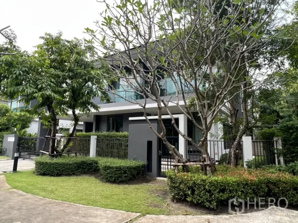 独立式住宅 出租或出售在Bang Kapi, Bangkok - Setthasiri Krungthep Kreetha 现代两层独栋别墅，转角花园与围篱绿景。