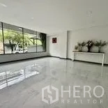 带办公室的家 出租在Wang Thonglang, Bangkok - 开放式接待区，面街大窗与抛光地砖。