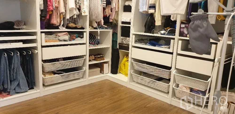 Detached House for rent or sale in Lam Luk Ka, Pathum Thani - Walk‑in wardrobe filled with organized clothes and baskets.