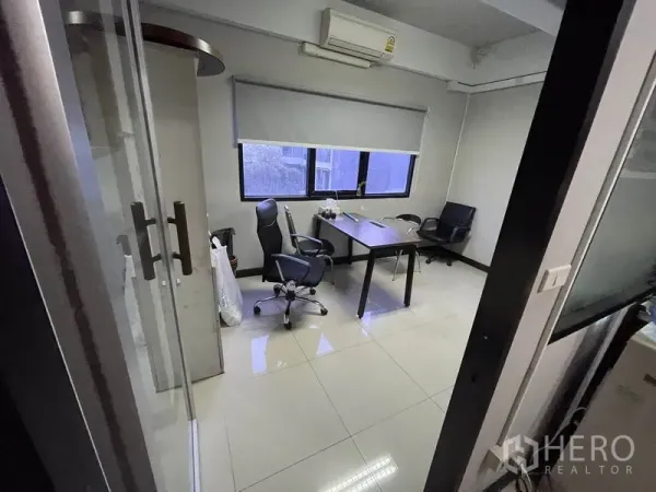 办公空间 出租在Khlong Toei, Bangkok - 独立办公室，配桌椅、空调和大窗户