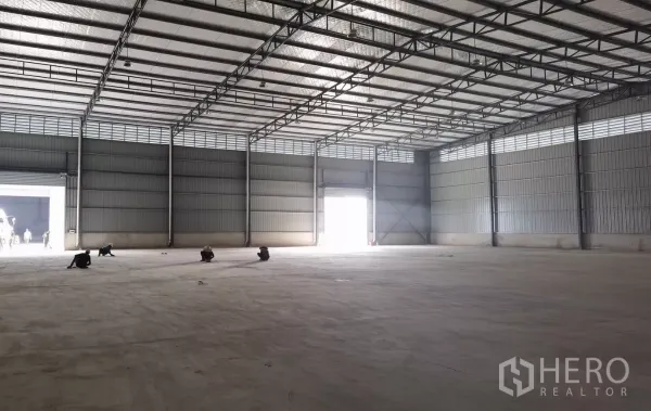 Warehouse for rent in Bang Bo, Samut Prakan - Wide column-free warehouse interior showing insulated roof, ventilation panels and ample natural light.