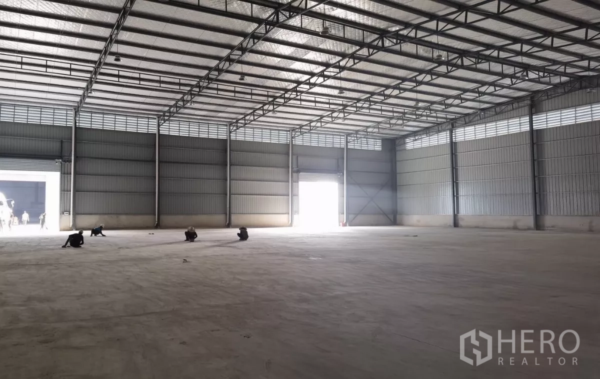 Warehouse for rent in Bang Bo, Samut Prakan - Wide column-free warehouse interior showing insulated roof, ventilation panels and ample natural light.