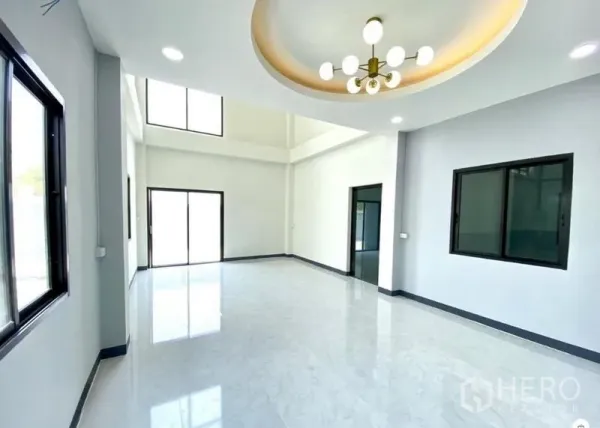 货栈 出租在Lat Lum Kaeo, Pathum Thani - 采光充足的办公室/展厅，设大窗、推拉门和吊灯。