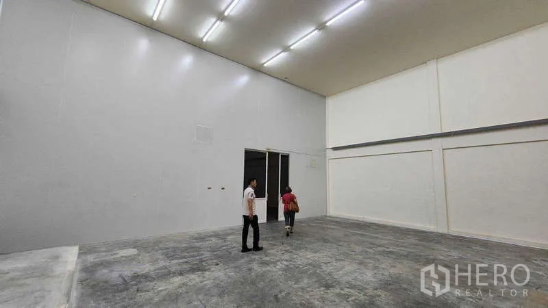 โรงงาน ให้เช่าในSamut Sakhon - ช่วงโกดังกว้าง ผนังสูง พื้นคอนกรีตเรียบ
