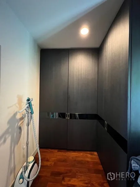 Detached House for rent or sale in Saphan Sung, Bangkok - Walk-in closet with floor-to-ceiling wardrobes and wood floor.