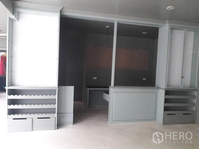 Detached House for rent in Watthana, Bangkok - Built-in shelving and work counter inside a gray finished alcove.