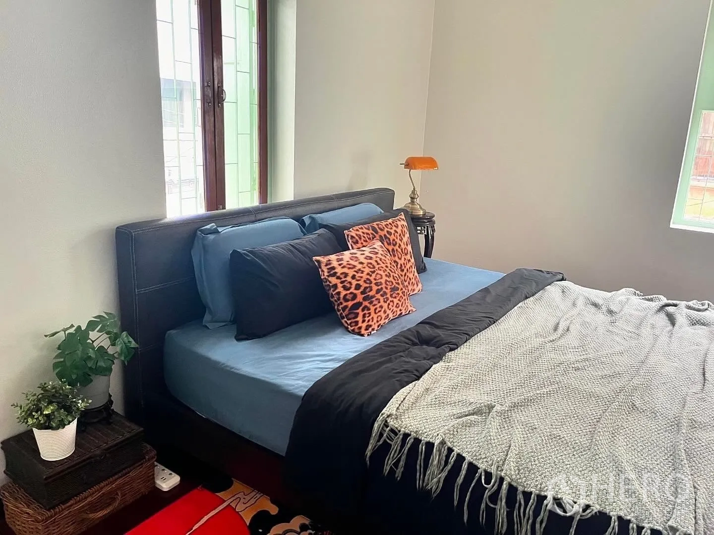 店屋 for rent in Bang Rak, Bangkok - 温馨卧室，软包床、抱枕及窗边绿植。