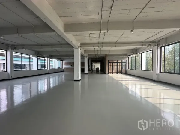 办公空间 出租 - 大面积楼层，双朝向窗户及玻璃会议室入口。