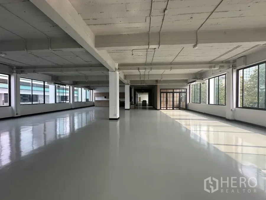 สำนักงาน ให้เช่า - ฟลอร์เพลทขนาดใหญ่ หน้าต่างสองทิศ และทางเข้าห้องประชุมกระจก