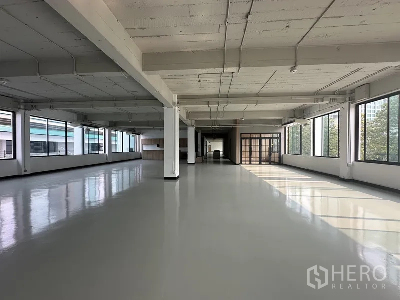 สำนักงาน ให้เช่า - ฟลอร์เพลทขนาดใหญ่ หน้าต่างสองทิศ และทางเข้าห้องประชุมกระจก