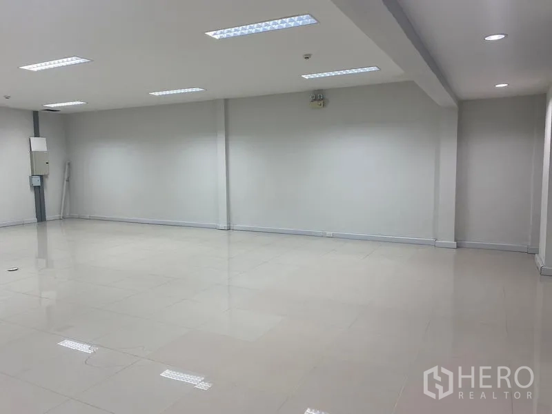 办公空间 出租在Bang Na, Bangkok - 宽敞的白色办公楼层，条形灯和抛光瓷砖地面。
