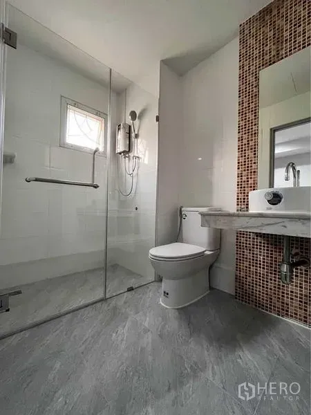 ทาวน์เฮาส์ ให้เช่าในKhlong Toei, Bangkok - ห้องน้ำสมัยใหม่พร้อมตู้ shower กระจก เครื่องทำน้ำอุ่น และผนังกระเบื้องโมเสก