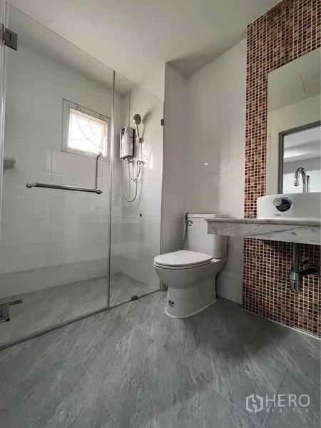 ทาวน์เฮาส์ ให้เช่าในKhlong Toei, Bangkok - ห้องน้ำสมัยใหม่พร้อมตู้ shower กระจก เครื่องทำน้ำอุ่น และผนังกระเบื้องโมเสก
