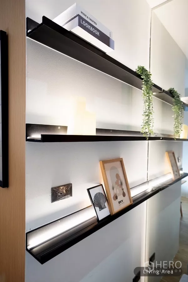 联排别墅 出租在Huai Khwang, Bangkok - 客厅背景墙上的背光展示层板与摆件。