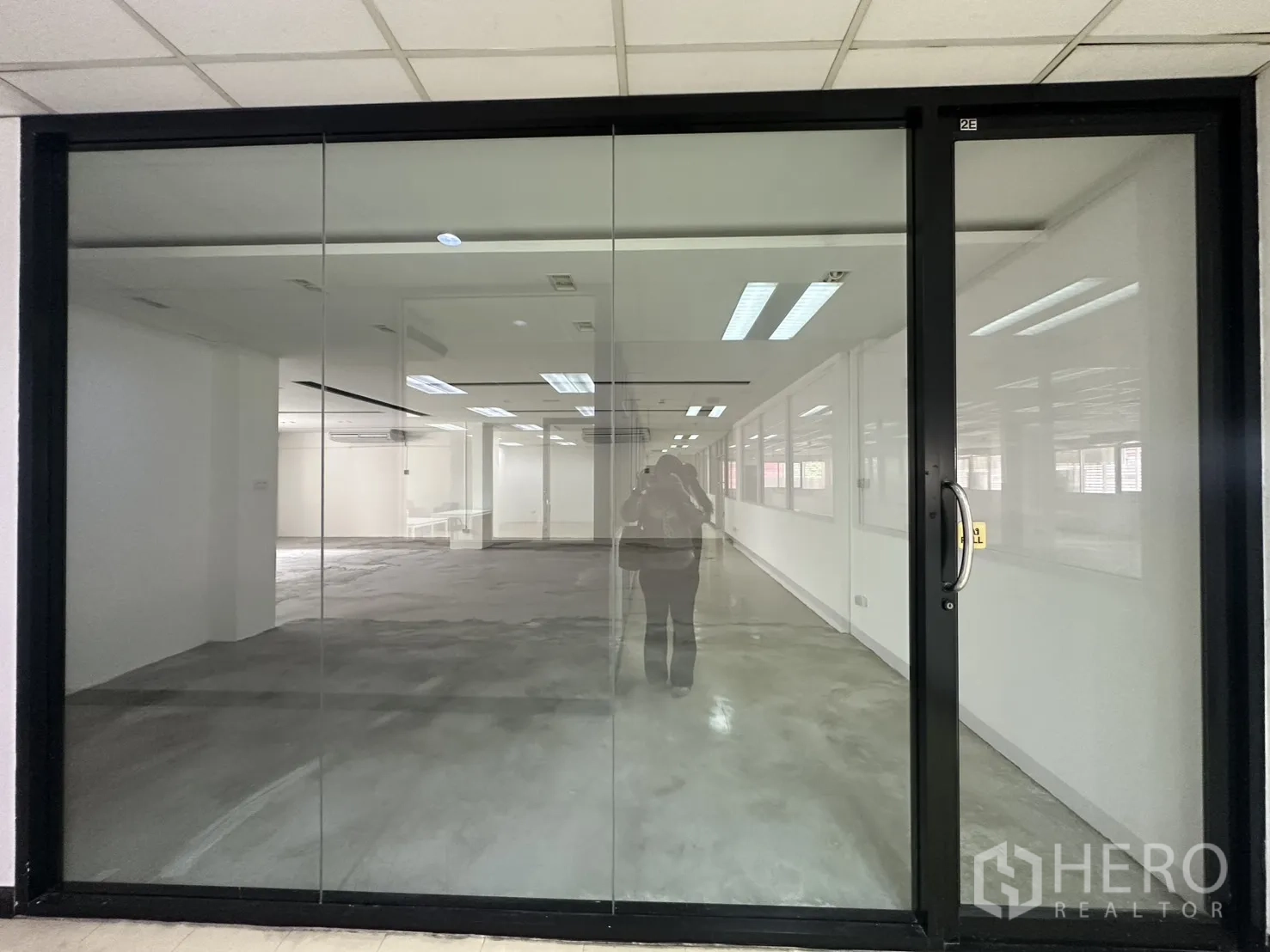 办公室 for rent in Pathum Wan, Bangkok - 开阔空间，抛光水泥地面与射灯照明。