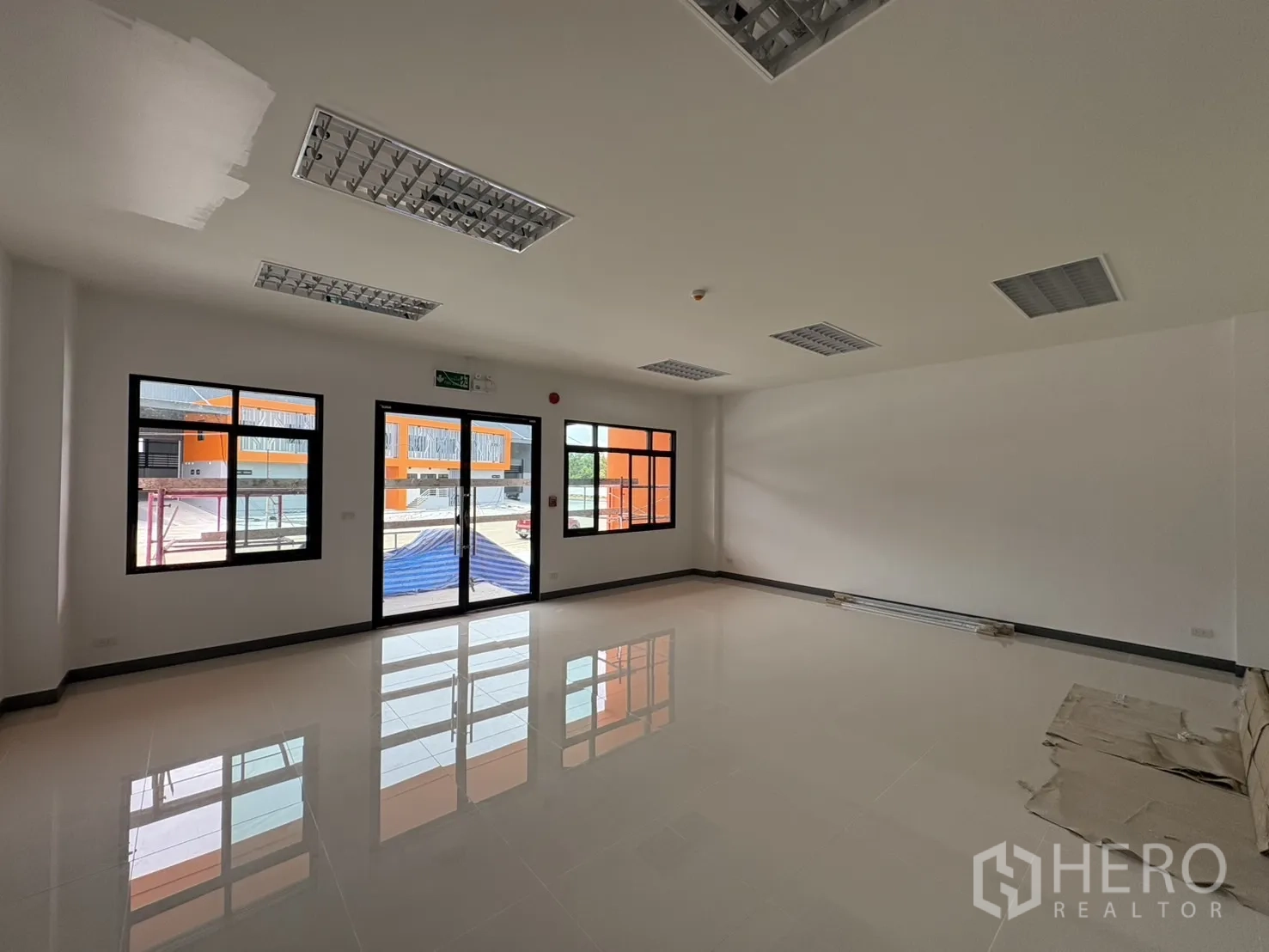 โรงงาน for rent in Bang Pakong, Chachoengsao - ห้องสำนักงานชั้นล่างพื้นกระเบื้องเงาและหน้าต่างบานใหญ่.
