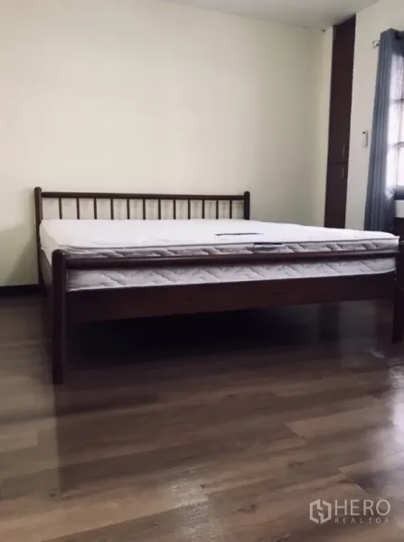 联排别墅 出租在Watthana, Bangkok - 卧室配木床架与床垫，抛光木地板