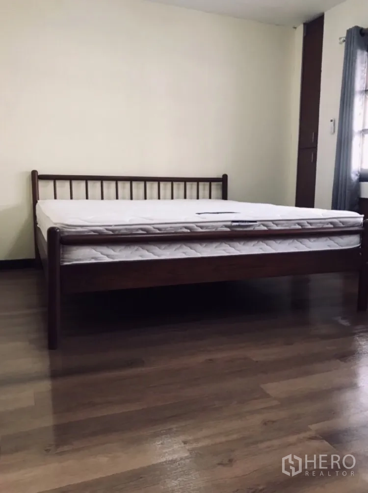 联排别墅 出租在Watthana, Bangkok - 卧室配木床架与床垫，抛光木地板