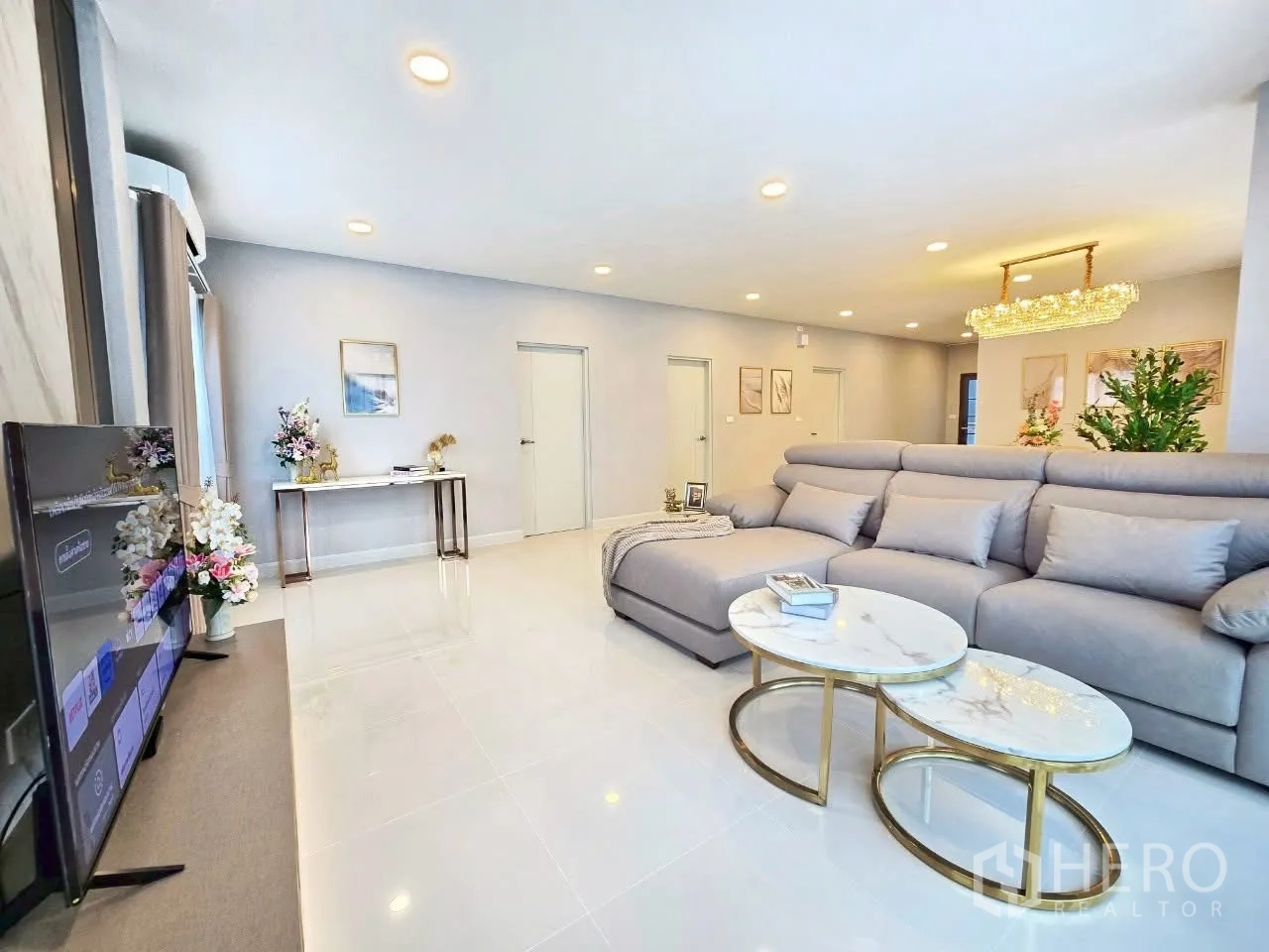 独栋房屋 for rent in Bang Phli, Samut Prakan - 开放客厅，沙发与椭圆茶几
