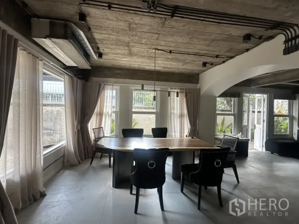 พื้นที่ขายของ for rent in Watthana, Bangkok - พื้นที่ภายในแบบเปิดพร้อมโต๊ะประชุม ผ้าม่านโปร่ง และเพดานโชว์งานระบบ.