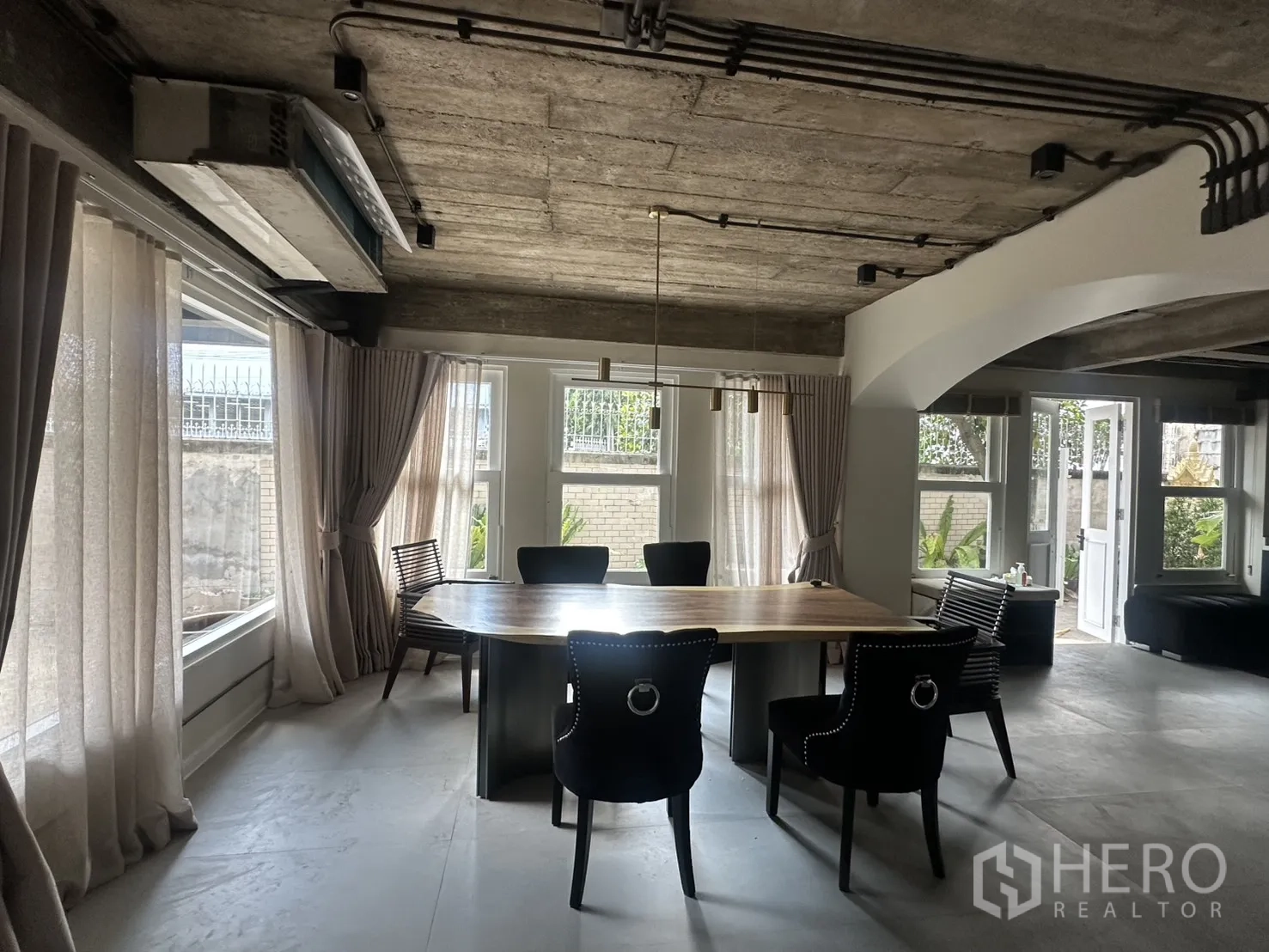 พื้นที่ขายของ for rent in Watthana, Bangkok - พื้นที่ภายในแบบเปิดพร้อมโต๊ะประชุม ผ้าม่านโปร่ง และเพดานโชว์งานระบบ.