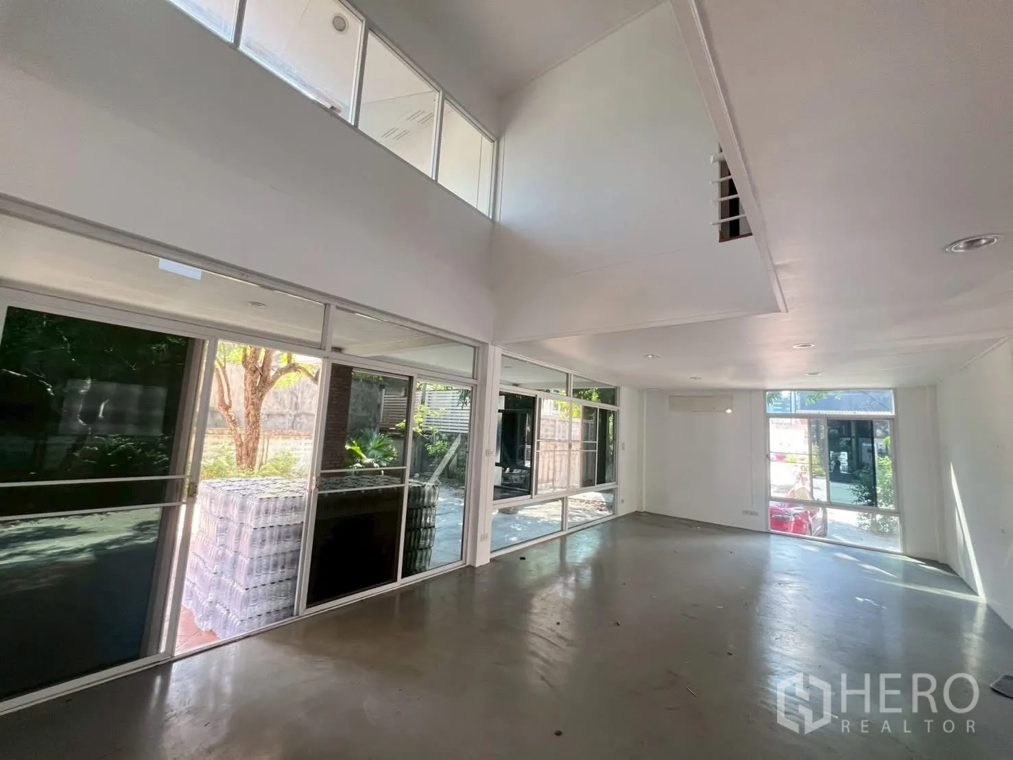 บ้านเดี่ยว for rent in Watthana, Bangkok - ห้องนั่งเล่นกว้าง ผนังกระจกบานใหญ่รับวิวสวน