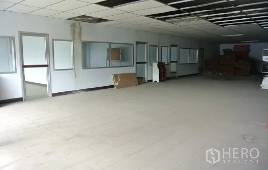 工厂 出售在Bang Phli, Samut Prakan - 大型未装修办公室楼层，分隔房间与吊顶。