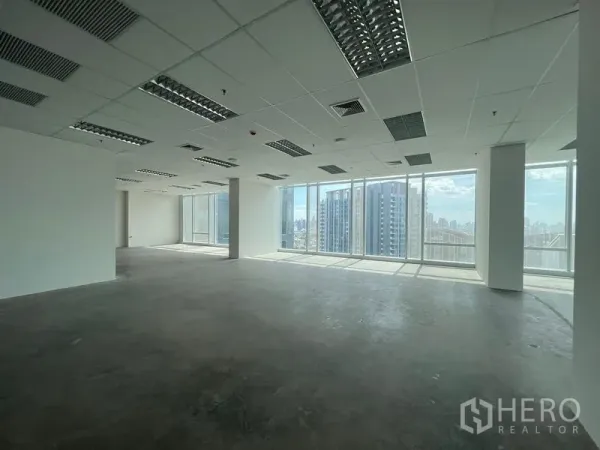 办公空间 出租 - 高层开放式办公室，落地窗俯瞰曼谷天际线。