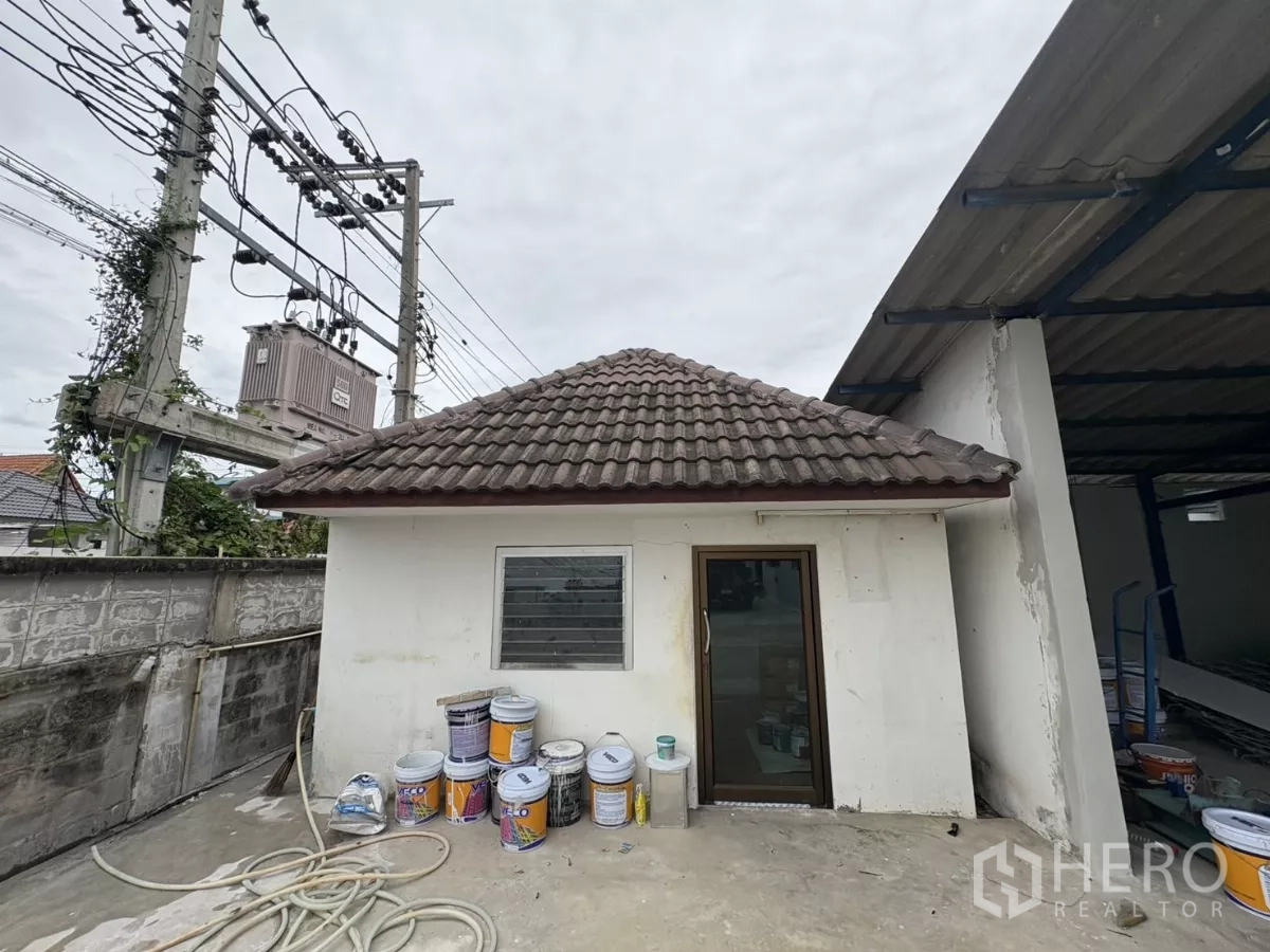 Factory for rent in Khlong Toei, Bangkok - External storage hut within the compound near the transformer area.