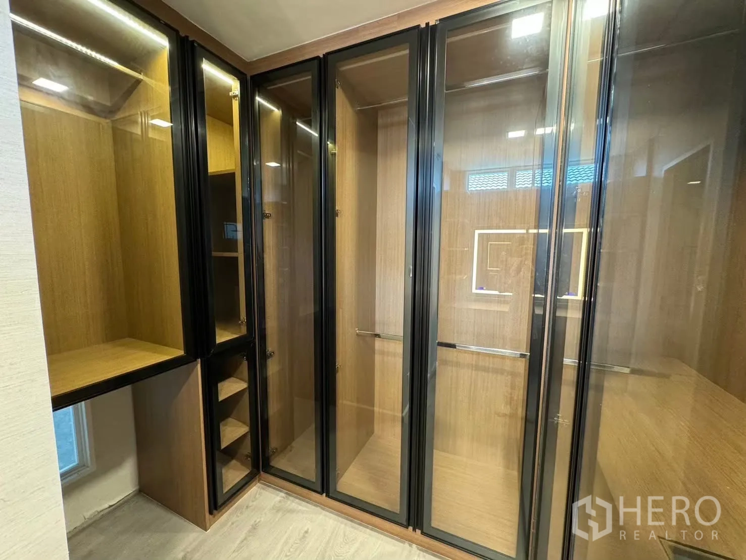 Detached House for rent in Prawet, Bangkok - Dressing area with lighted mirror and ensuite bathroom with glass shower.