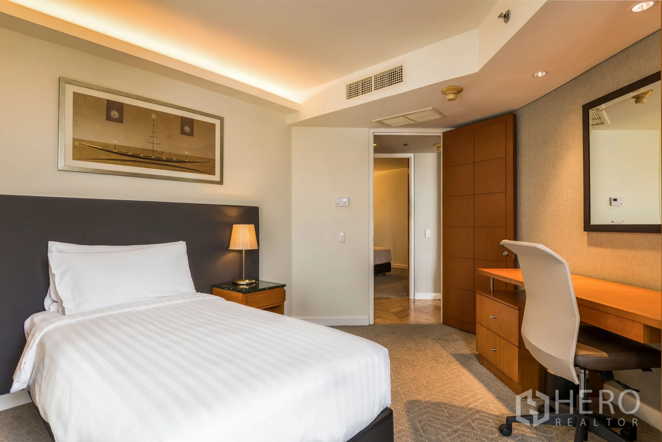 公寓 出租在Yan Nawa, Bangkok - 单人房另一角度，书桌与衣柜，暖色照明。