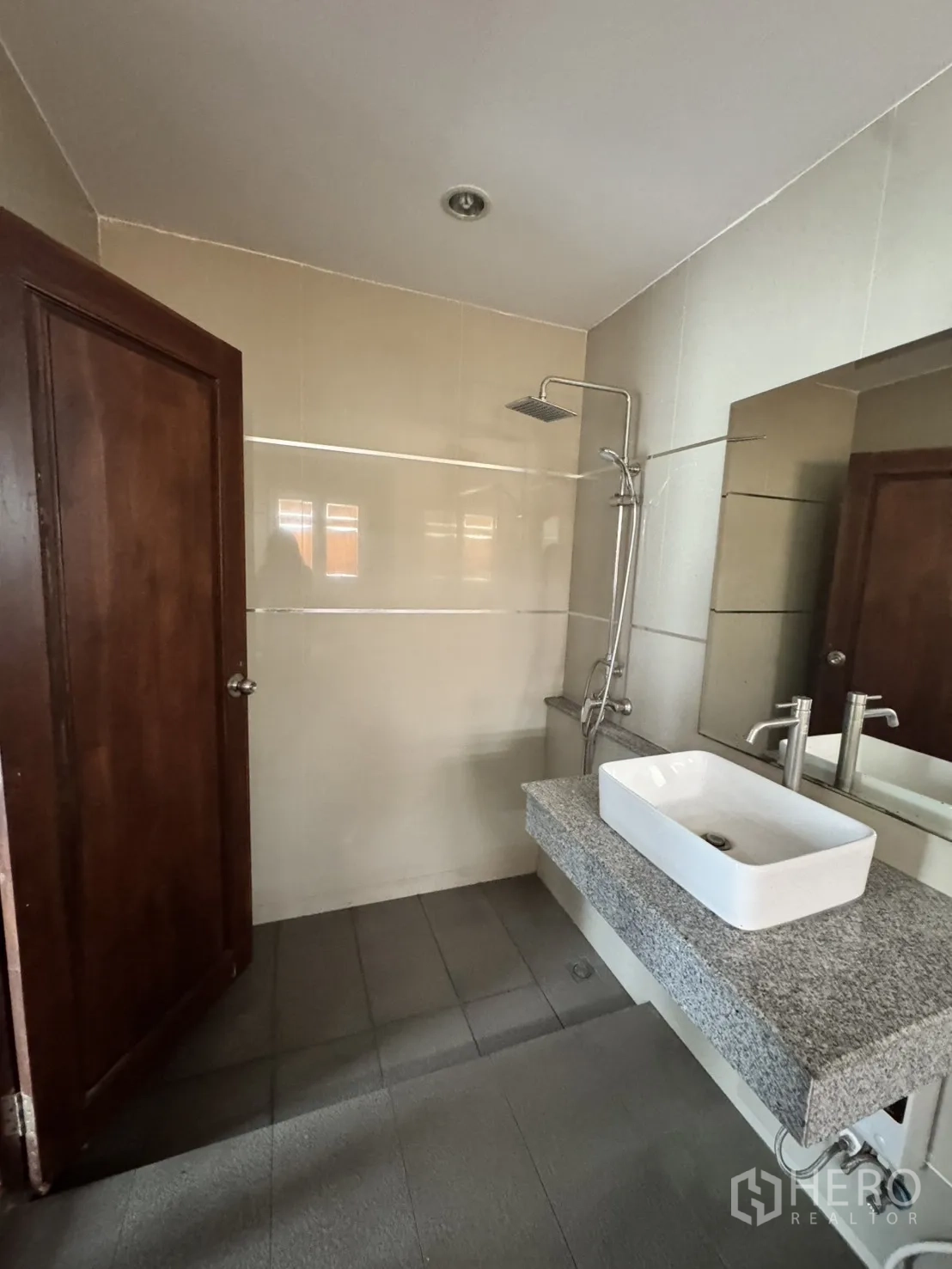 โฮมออฟฟิศ for rent in Watthana, Bangkok - ห้องน้ำพร้อมเรนชาวเวอร์ และเคาน์เตอร์หินแกรนิตอ่างวางบน