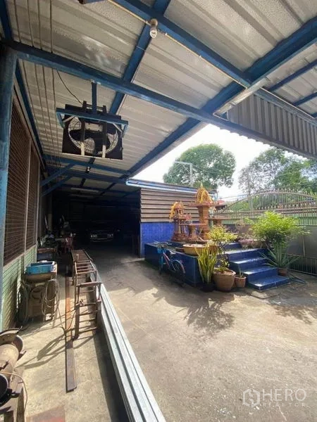 โรงงาน ขายในBang Khun Thian, Bangkok - ทางเดินด้านข้างมีหลังคา แท่นศาล และประตูรั้วที่ปลอดภัย