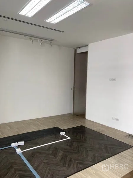 办公空间 出租在Khlong Toei, Bangkok - 木纹地面私密区域，预留线槽点位。