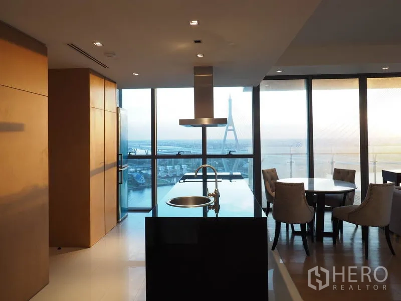 คอนโด ให้เช่าในYan Nawa, Bangkok - ครัวไอแลนด์สไตล์โมเดิร์น พร้อมผนังกระจกมองออกสู่แม่น้ำและสะพานขึงแลนด์มาร์ก