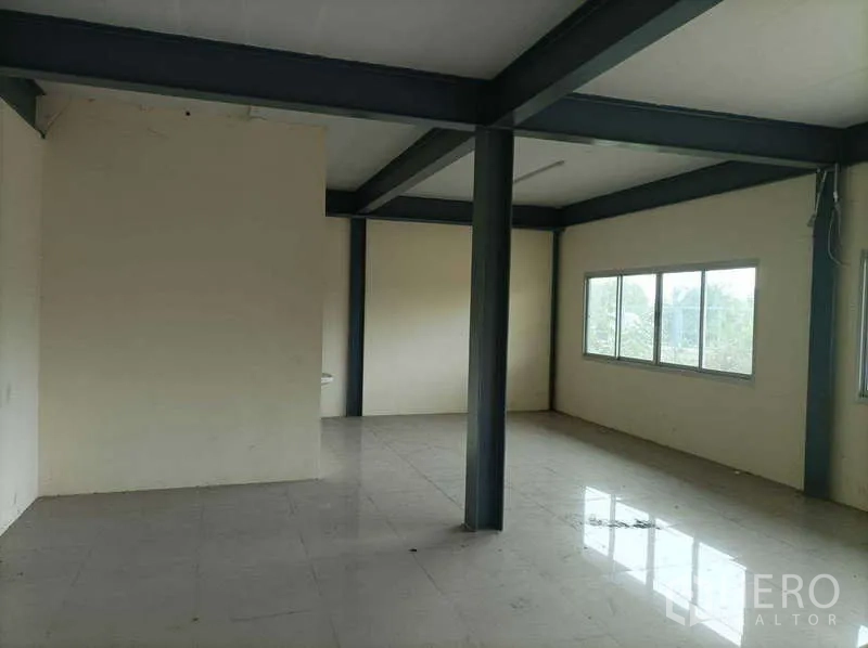 工厂 for rent in Ban Phaeo, Samut Sakhon - 夹层办公室空间，地面铺砖并设有窗户与钢梁。