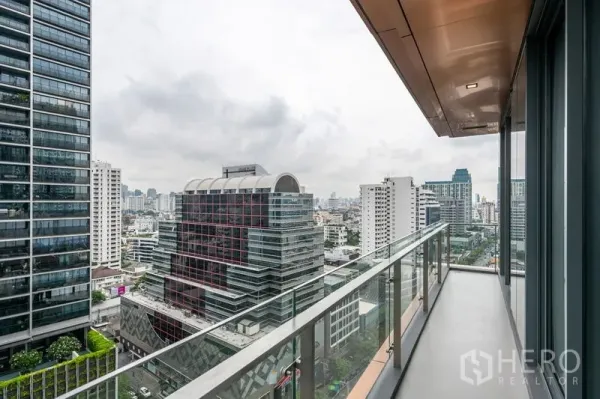公寓 出租或出售在Watthana, Bangkok - 高楼阳台，玻璃栏杆俯瞰通罗与城市天际线