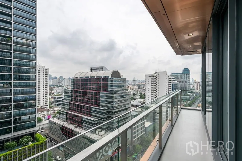 公寓 出租或出售在Watthana, Bangkok - 高楼阳台，玻璃栏杆俯瞰通罗与城市天际线