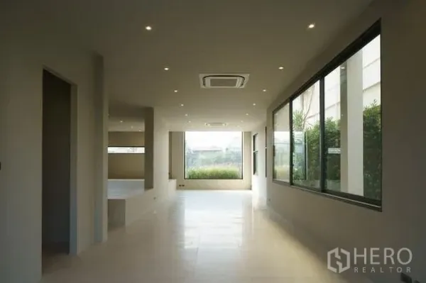 带办公室的家 出售在Wang Thonglang, Bangkok - 采光充足的一层开放式空间，大窗与下照灯，景观视野。