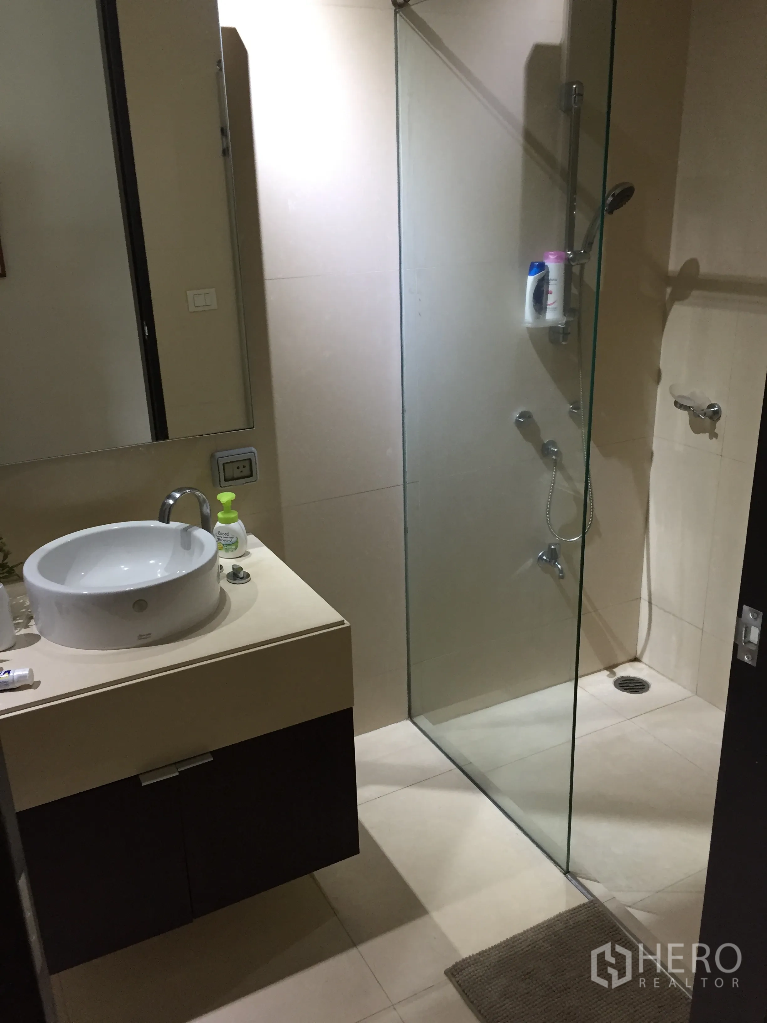 公寓 出租在Watthana, Bangkok - 现代卫浴，玻璃淋浴间与悬挂式洗手台。
