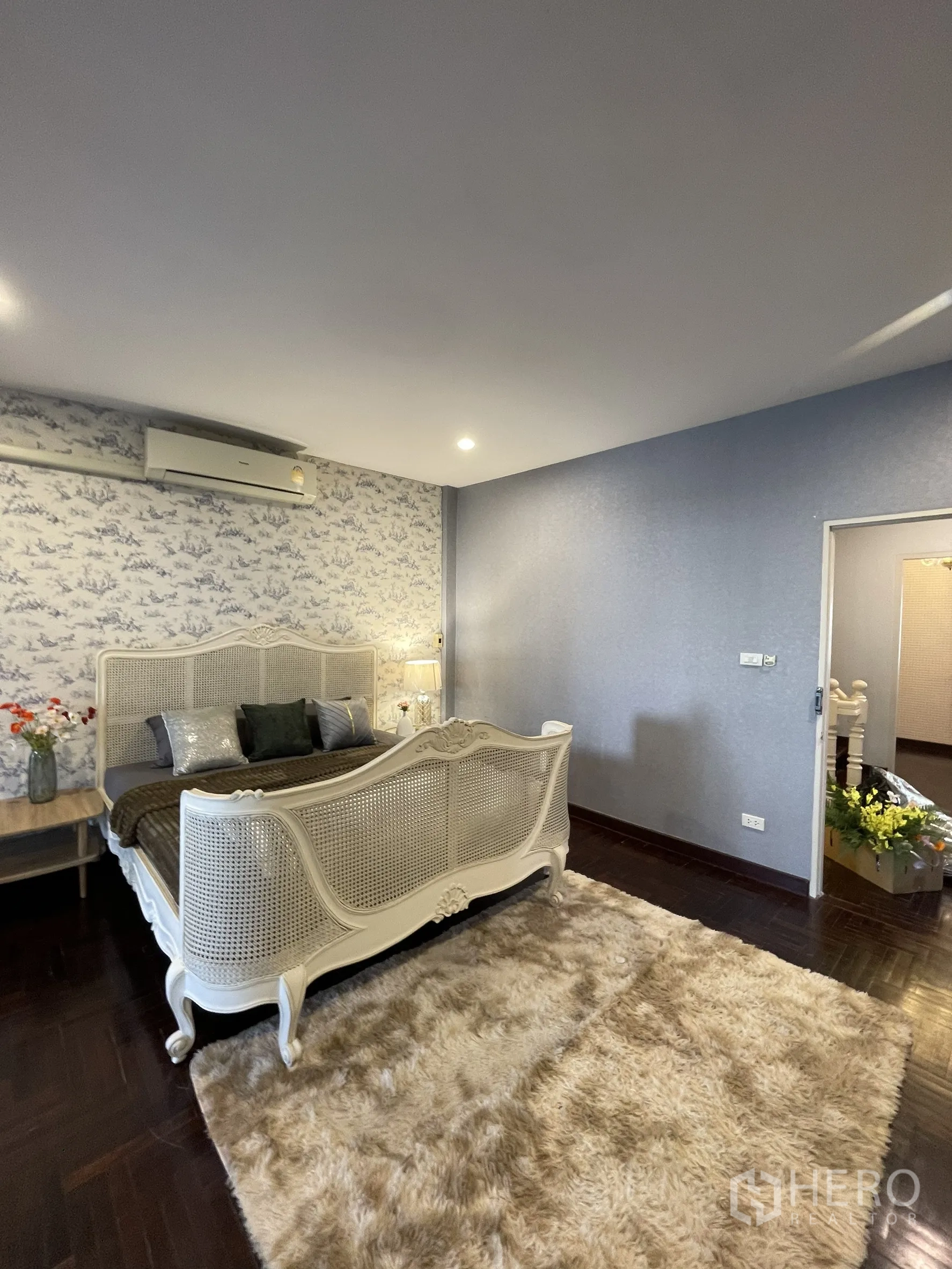 店屋 for rent in Bang Kapi, Bangkok - 卧室另一角度，墙面壁纸、空调与床头柜营造舒适氛围。
