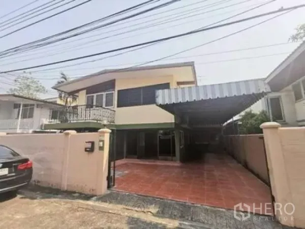 带办公室的家 出租在Wang Thonglang, Bangkok - 临街两层家庭办公外观，带铁门、铺砖车道与遮雨车棚