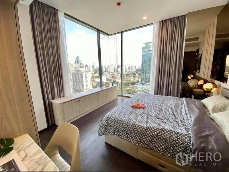 公寓 出租在Watthana, Bangkok - 转角卧室，整面落地窗与储物柜，享全景天际线。